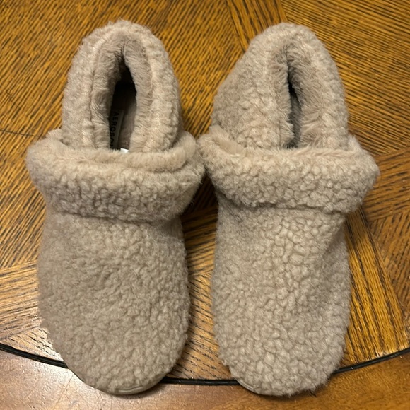 Aerosoles Sherpa Slippers, Size: Small (5-6) - Picture 1 of 7